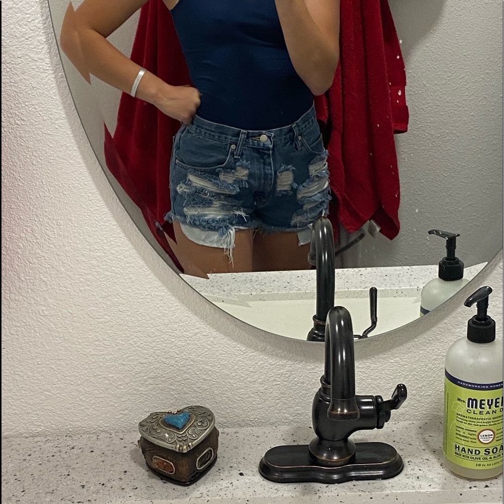 Wrangler distressed shorts 💋